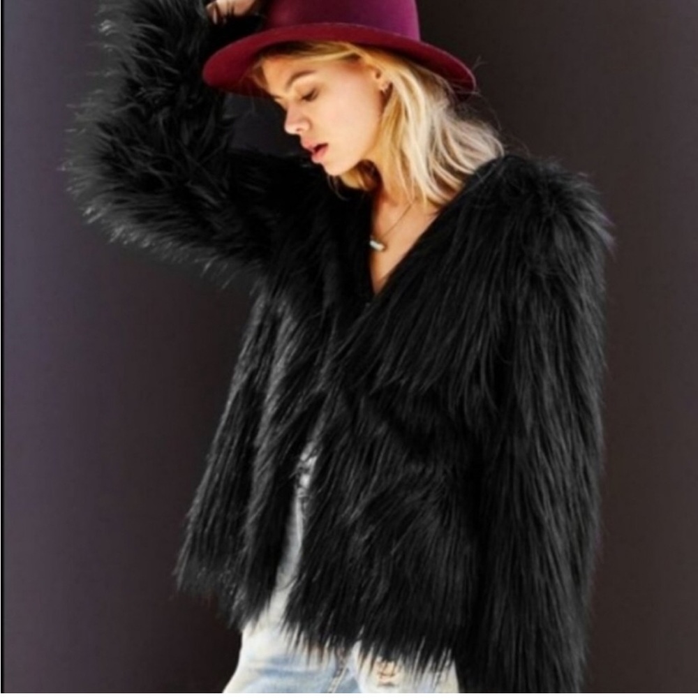 BLACK FAUX FUR FEATHER JACKET SIZE SMALL